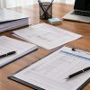 Оформление акта огнезащитной обработки: документы и ведомость на столе
